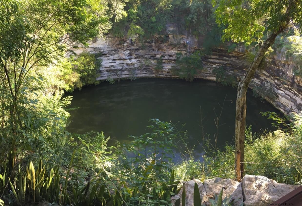 El Cenote Sagrado de Chichén Itzá:un viaje al pasado 