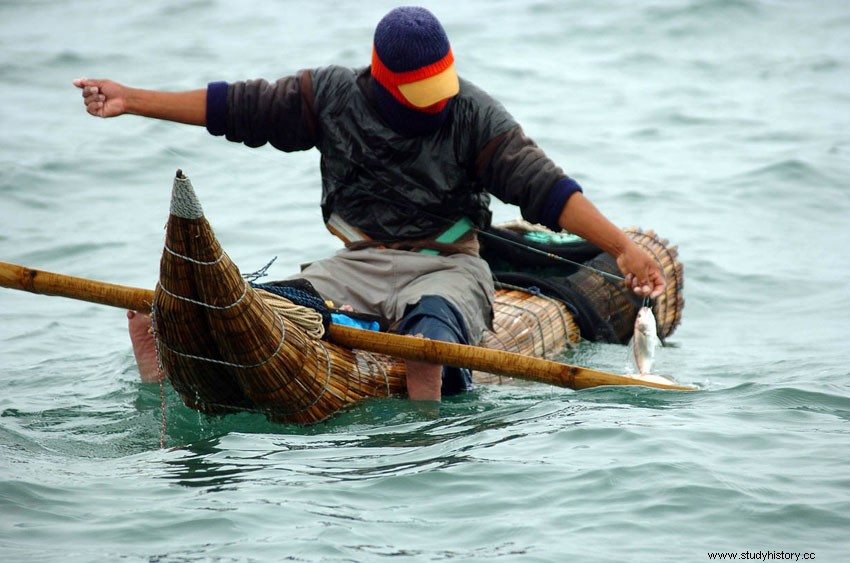 El caballito de totora, barcos pesqueros de hace 3.000 años y… ¿tablas de surf? 