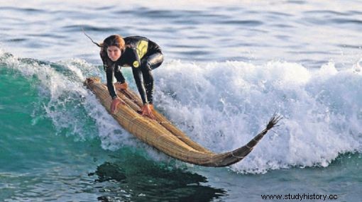 El caballito de totora, barcos pesqueros de hace 3.000 años y… ¿tablas de surf? 