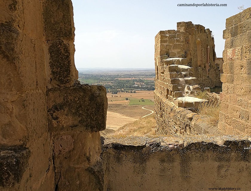 El castillo-abadía de Montearagón, el  hermano pobre de Loarre . 