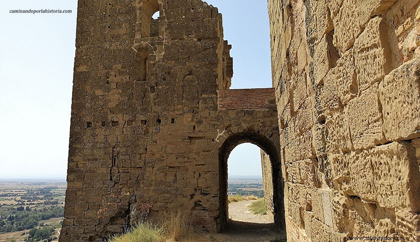 El castillo-abadía de Montearagón, el  hermano pobre de Loarre . 