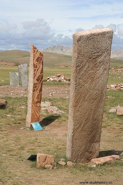 Las piedras únicas con renos voladores procedentes de Mongolia y Siberia, erigidas hace 3.000 años 