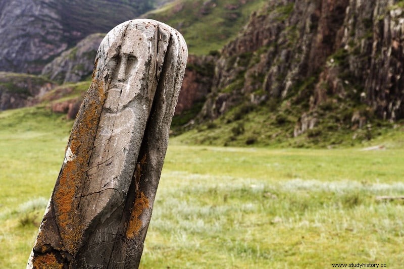 Las piedras únicas con renos voladores procedentes de Mongolia y Siberia, erigidas hace 3.000 años 