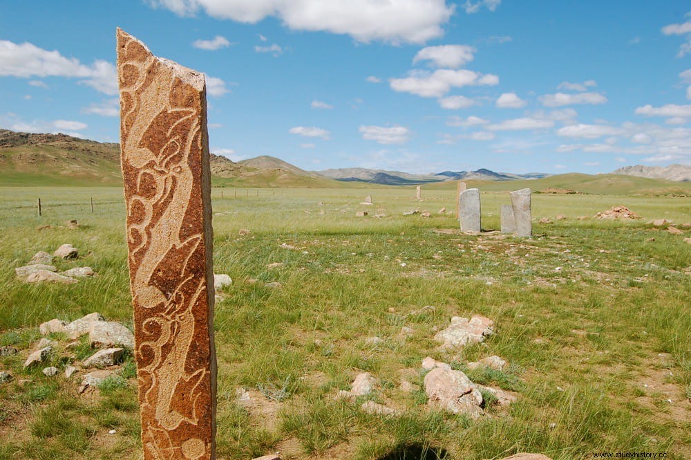 Las piedras únicas con renos voladores procedentes de Mongolia y Siberia, erigidas hace 3.000 años 