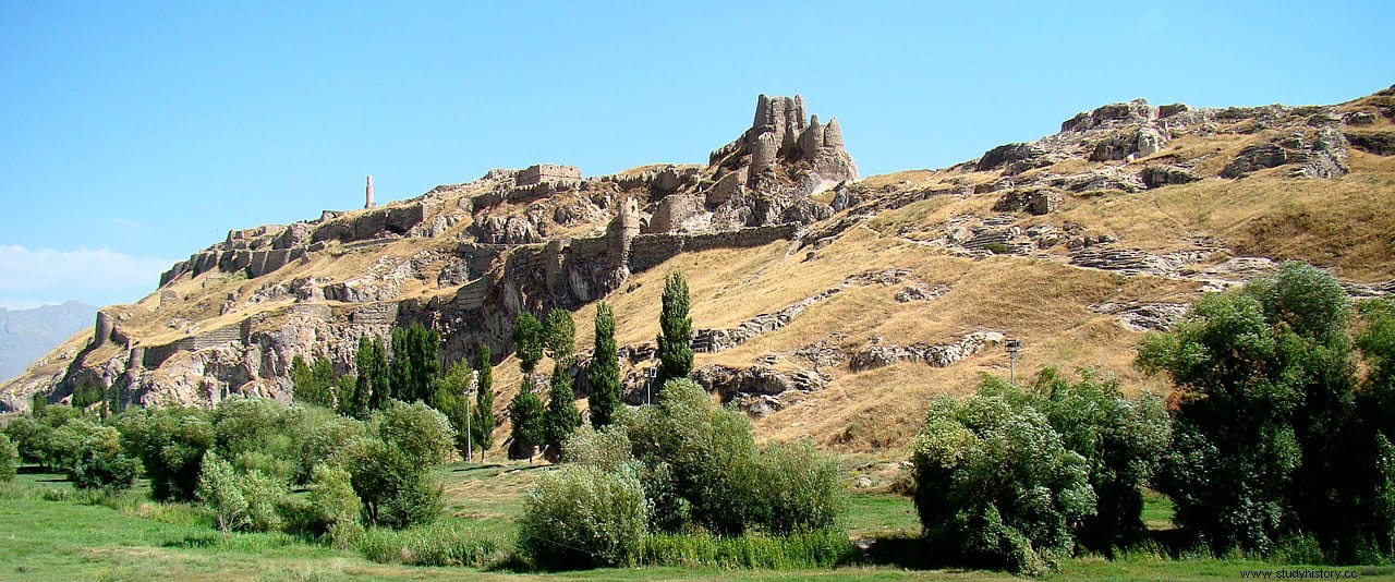 La inscripción trilingüe de Jerjes en la Fortaleza de Van, la única en persa antiguo conservada fuera de Irán 