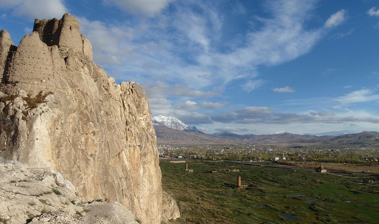 La inscripción trilingüe de Jerjes en la Fortaleza de Van, la única en persa antiguo conservada fuera de Irán 