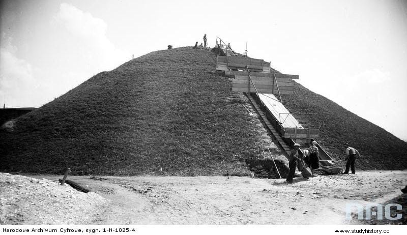 Túmulos funerarios de Cracovia alineados con el sol naciente en Beltane 