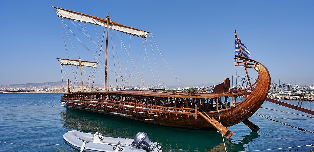 Olympias, el único trirreme activo en un puerto deportivo moderno 