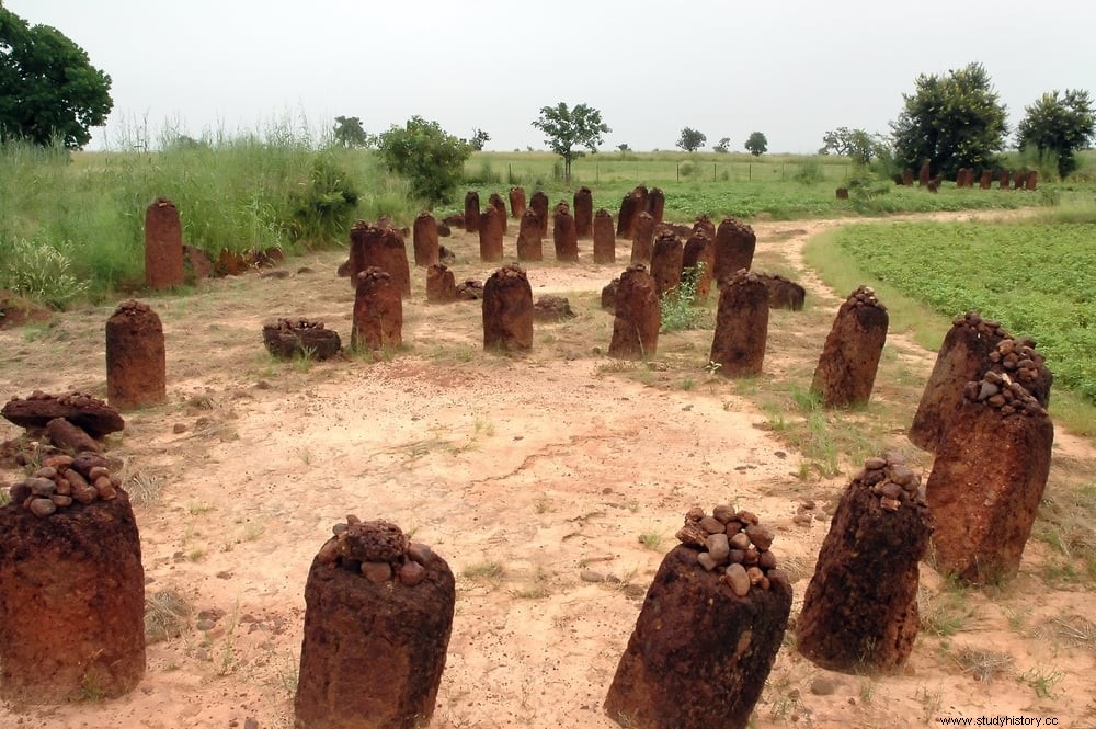 세계에서 가장 큰 거석 단지 집단인 세네감비아 스톤 서클(Senegambia Stone Circles) 