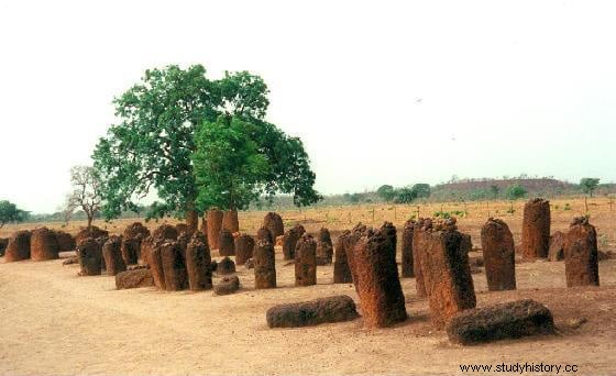 세계에서 가장 큰 거석 단지 집단인 세네감비아 스톤 서클(Senegambia Stone Circles) 