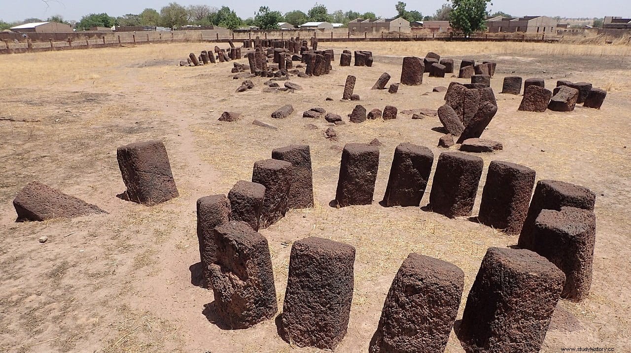 세계에서 가장 큰 거석 단지 집단인 세네감비아 스톤 서클(Senegambia Stone Circles) 