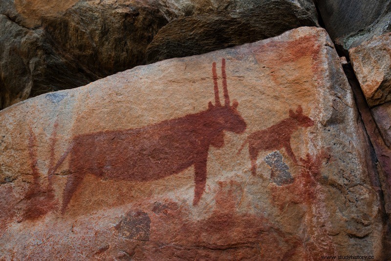 カラハリ砂漠の 4,500 枚以上の洞窟壁画。中にはラスコーやアルタミラのものより古いものもある 