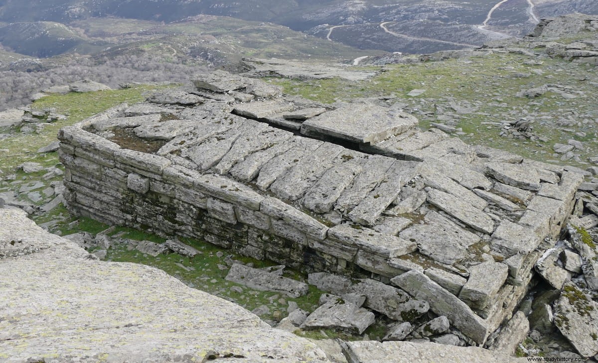 Las casas de los dragones de la isla de Eubea en Grecia, construcciones megalíticas de función y edad desconocidas 