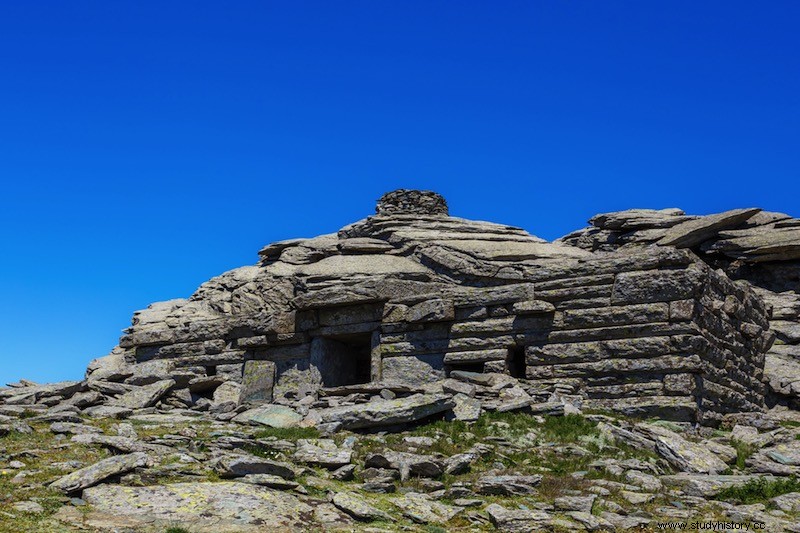 Las casas de los dragones de la isla de Eubea en Grecia, construcciones megalíticas de función y edad desconocidas 