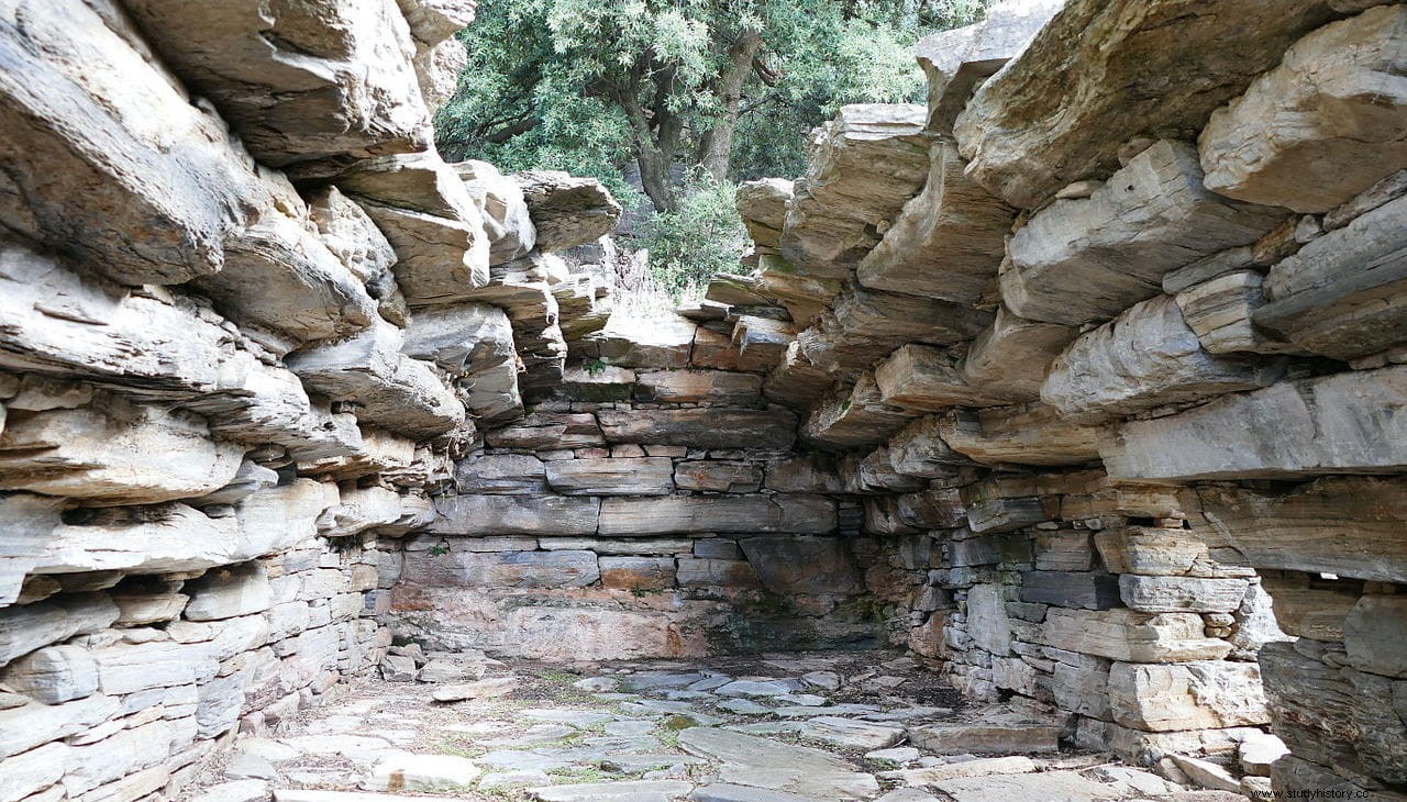 Las casas de los dragones de la isla de Eubea en Grecia, construcciones megalíticas de función y edad desconocidas 