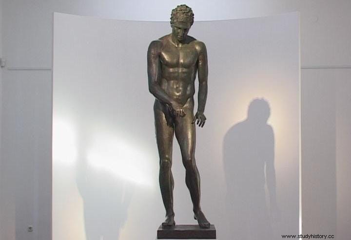 La escultura griega de Apoxyomeno encontrada en el fondo del mar con semillas y frutos en su interior 