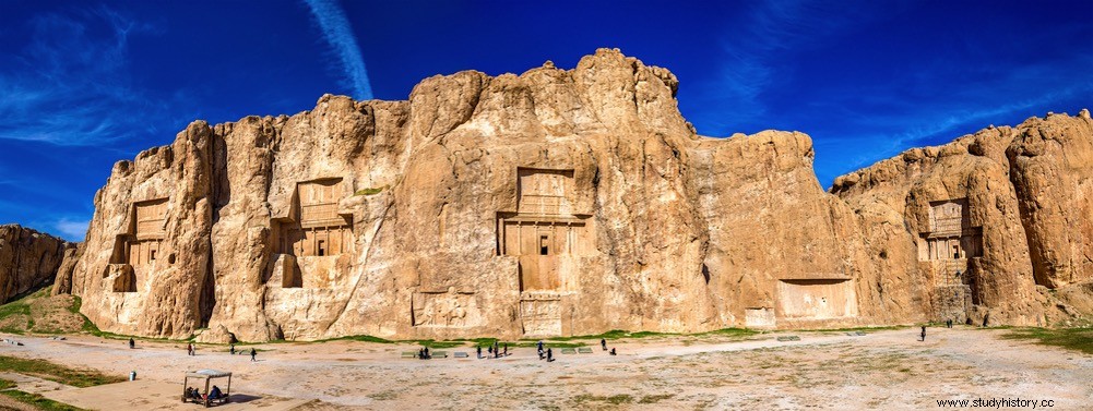 Naqsh-e Rostam에 있는 Achaemenid 왕들의 기념비적인 무덤:Darius, Xerxes, Artaxerxes... 