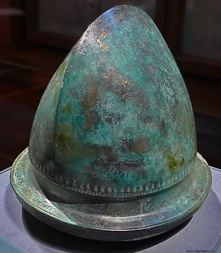 El casco etrusco encontrado en un yacimiento celta que contiene la inscripción germánica más antigua conocida 