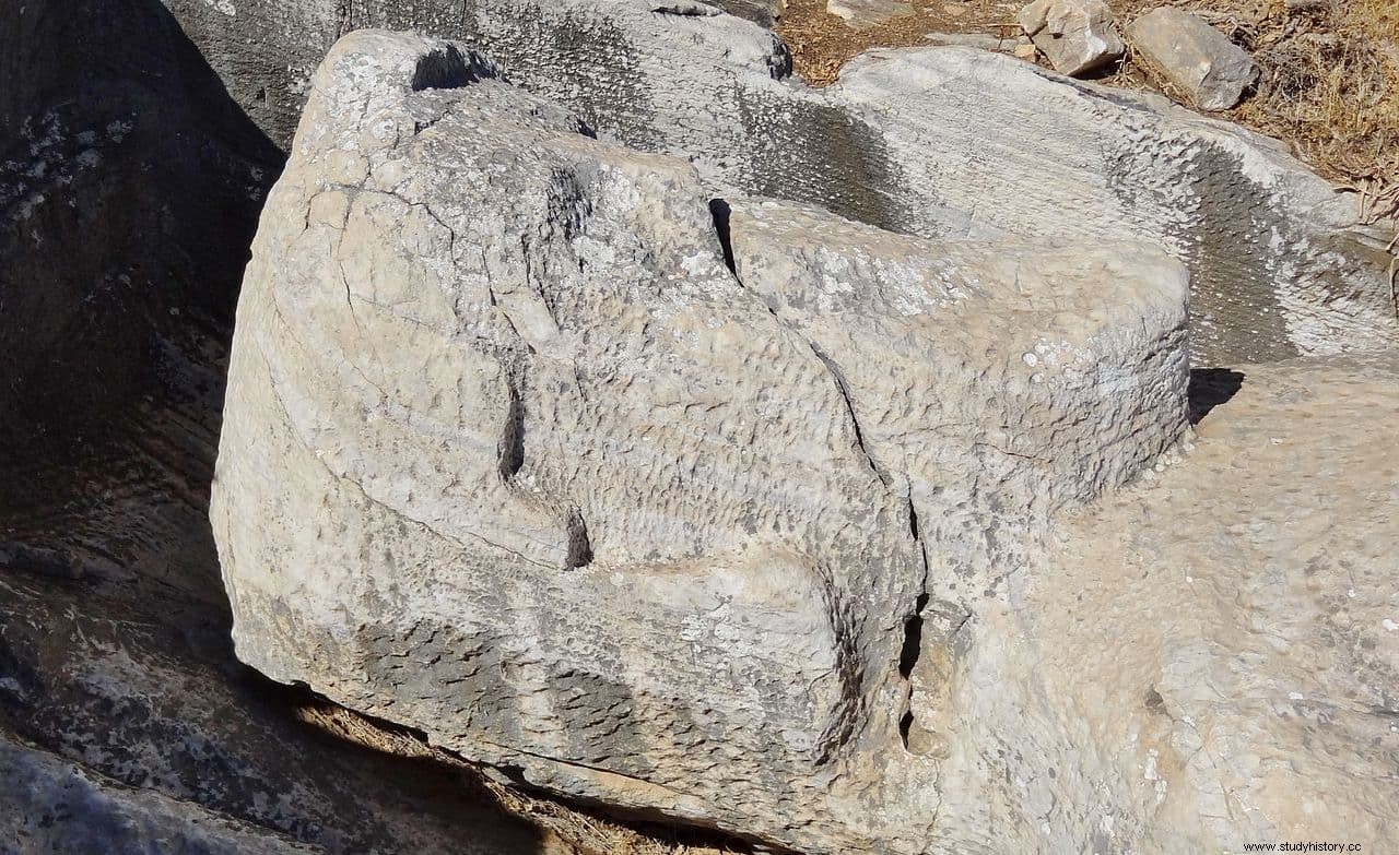 El Coloso de Dioniso y los kuroi de Flerio, estatuas griegas del siglo VI a.C. que quedan sin terminar en las canteras de Naxos 