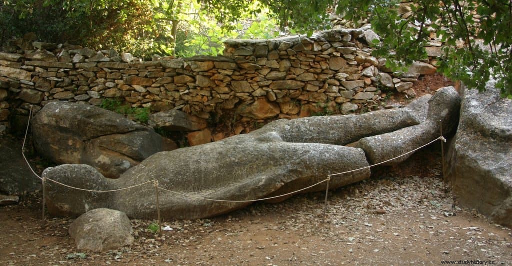 El Coloso de Dioniso y los kuroi de Flerio, estatuas griegas del siglo VI a.C. que quedan sin terminar en las canteras de Naxos 