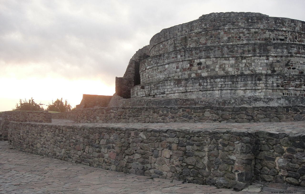 メキシコの遺跡で発見された奇妙なローマ風の彫刻、テカシッチ・カリクストラワカの頭部 