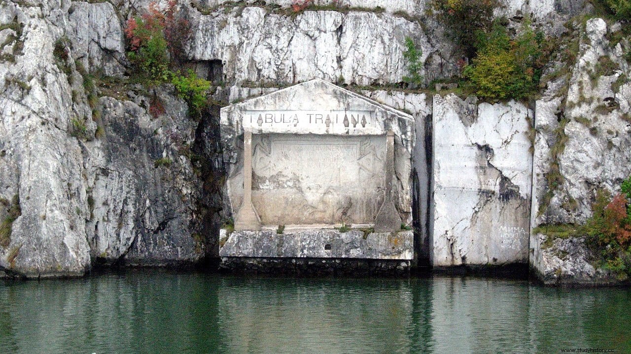 Tabula Traiana, inscripción de Trajano en las Puertas de Hierro solo visible desde el agua 