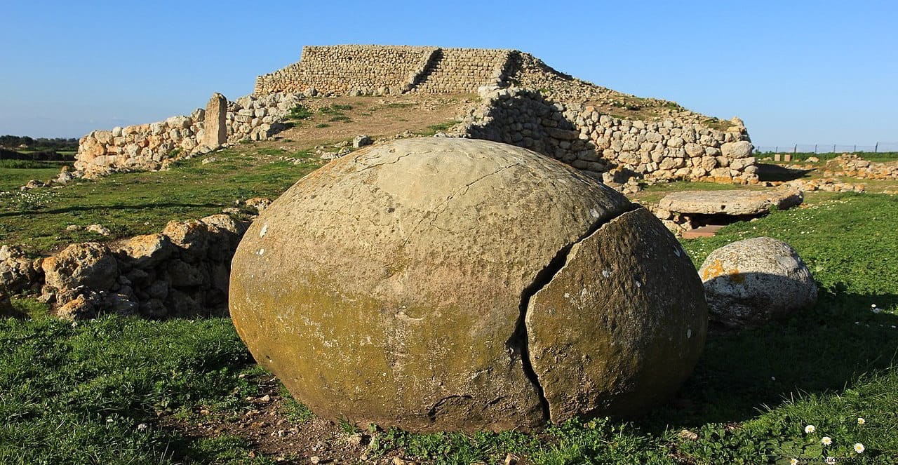 サルデーニャのモンテ・ダコッディの先史時代の祭壇、エジプトのものよりも千年古い階段状ピラミッド 