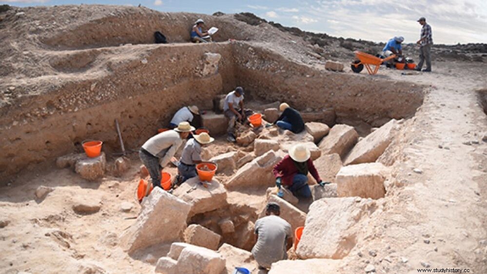 彼らはチュニジアでカルタゴ人によって設立された古代都市メニンクスの港の遺跡を発見する 