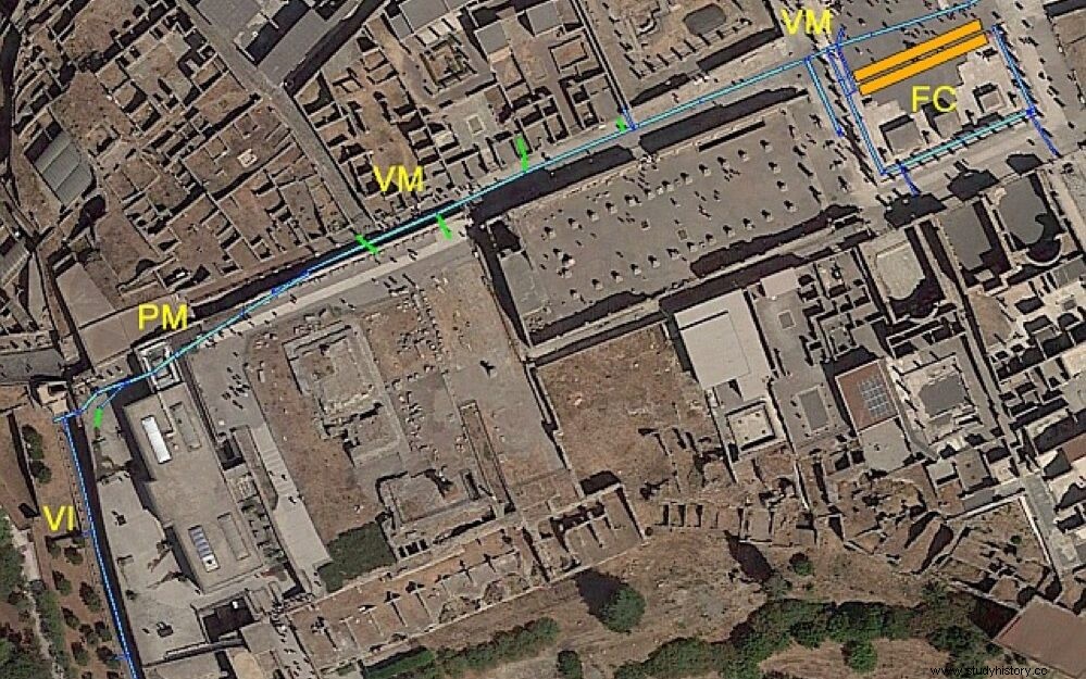 고고학자와 동굴학자들은 기원전 3세기 말까지 거슬러 올라가는 폼페이 시 지하의 배수 터널을 연구하고 목록을 작성합니다. 그리고 그들은 아직도 일해요 