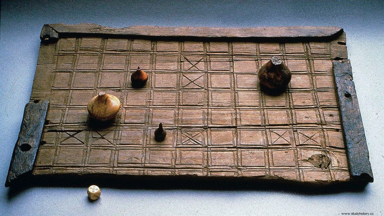 Hallada en Lindisfarne una pieza de vidrio de 1.200 años de antigüedad del juego hnefatafl 