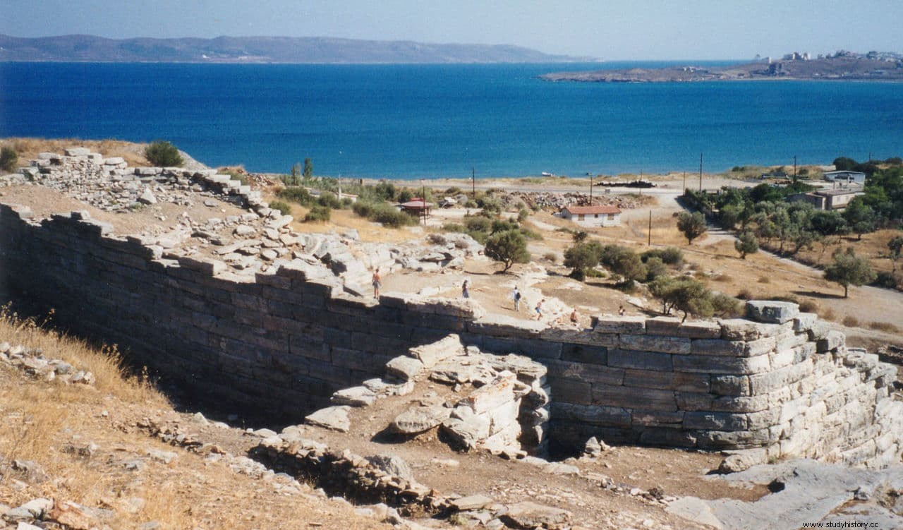 El teatro griego más antiguo conocido es también el más extraño. 