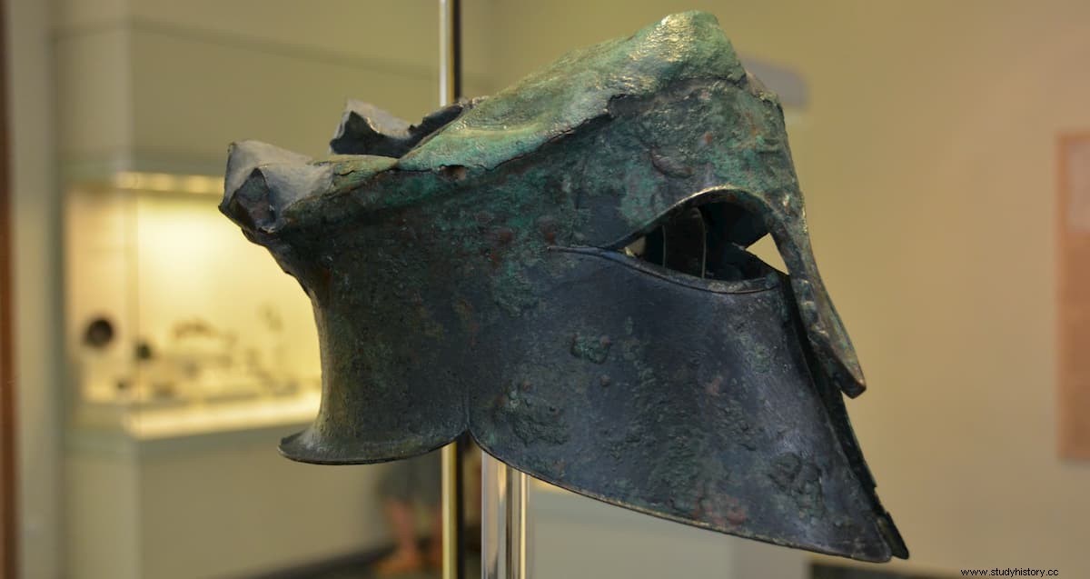 Cuando los arqueólogos encontraron el casco del general ateniense en la batalla de Maratón 