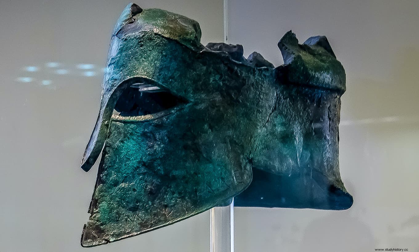 Cuando los arqueólogos encontraron el casco del general ateniense en la batalla de Maratón 