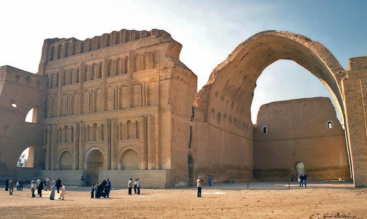 El Gran Arco de Ctesifonte, la bóveda de ladrillo más grande del mundo, construida por los persas sasánidas en el siglo VI. 