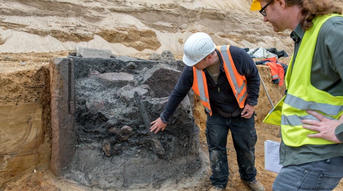 Encuentran una columna con representaciones de varias deidades en un pozo romano en Alemania 