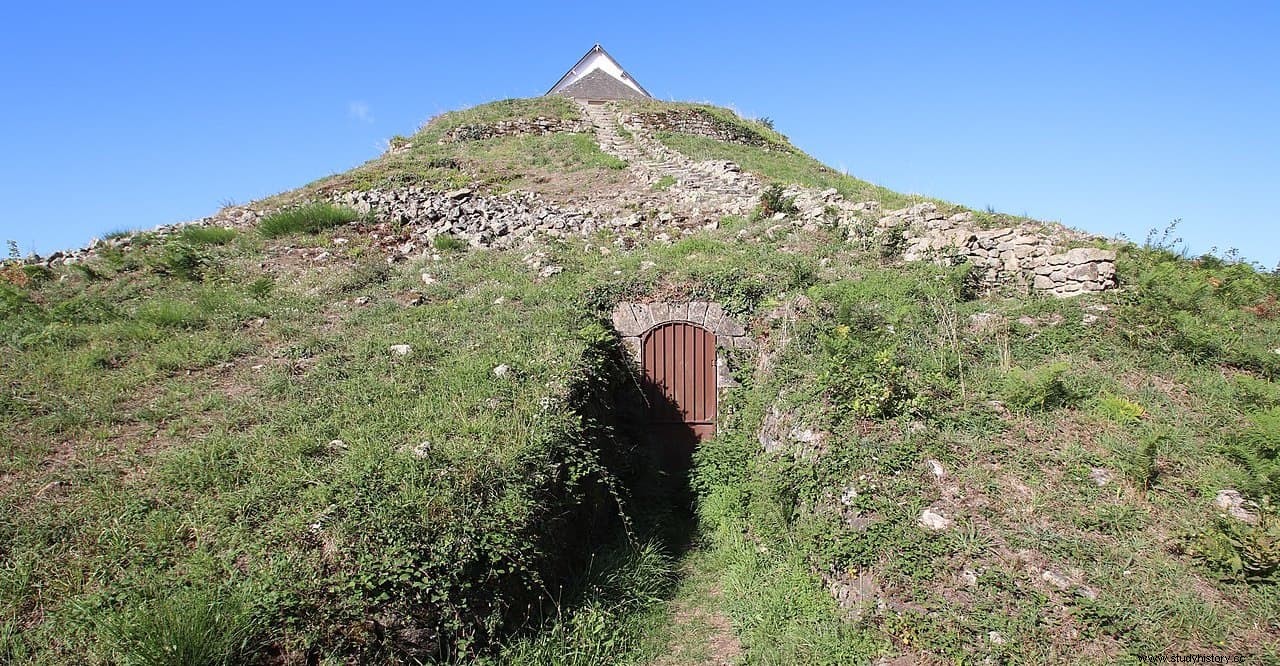 El impresionante túmulo neolítico de Saint-Michel en Carnac 