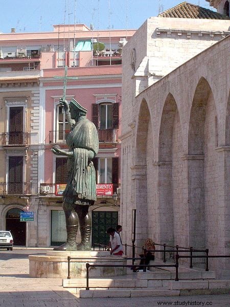 El Coloso de Barletta, la impresionante estatua romana del siglo V d.C. que no se sabe a qué emperador representa 