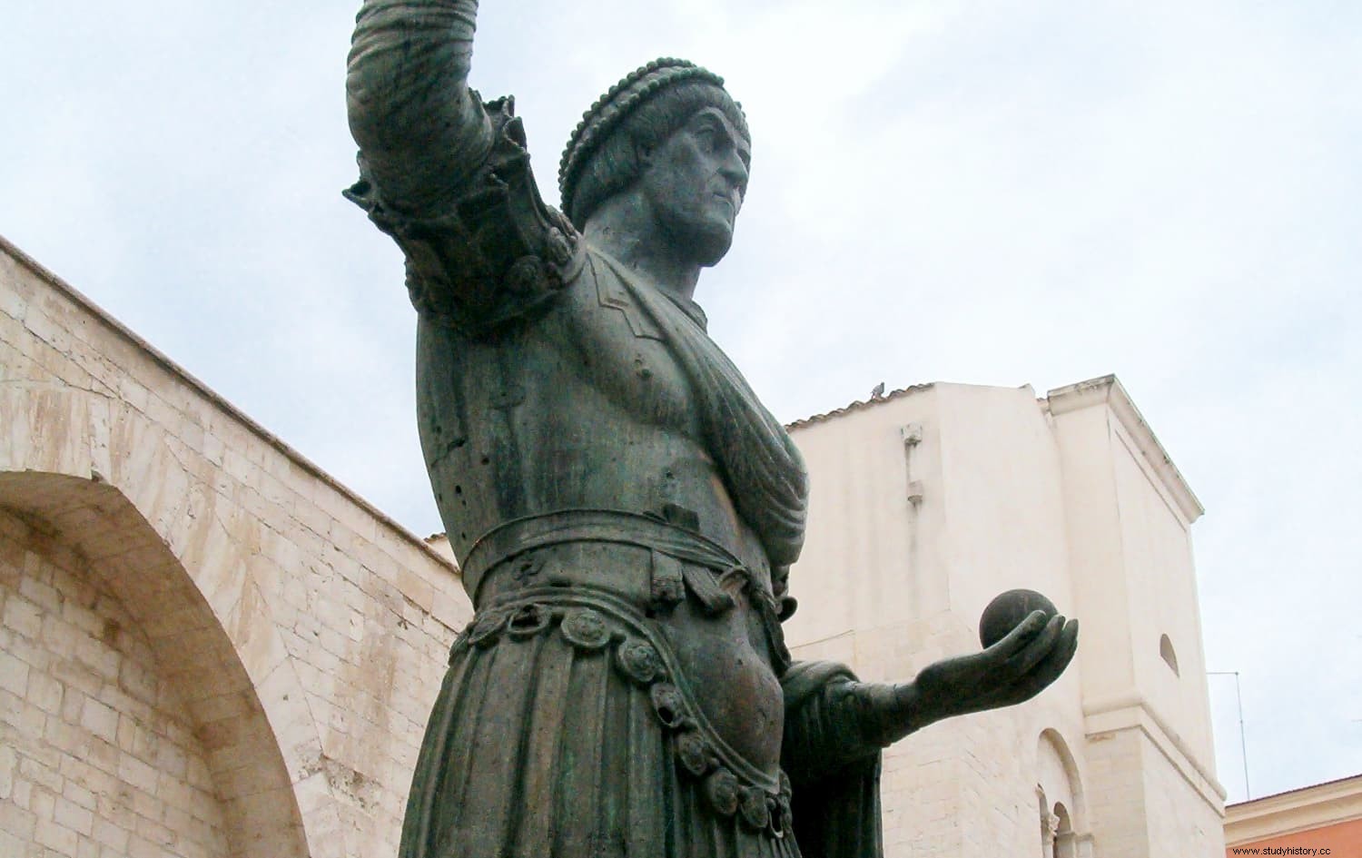 El Coloso de Barletta, la impresionante estatua romana del siglo V d.C. que no se sabe a qué emperador representa 