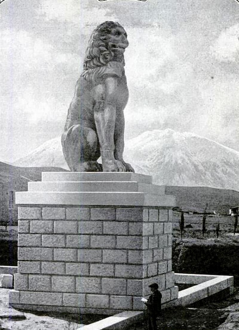 Cómo los viajeros ingleses encontraron el León de Queronea en 1818, erigido en el 318 a.C. como monumento a los caídos del Sagrado Batallón de Tebas 