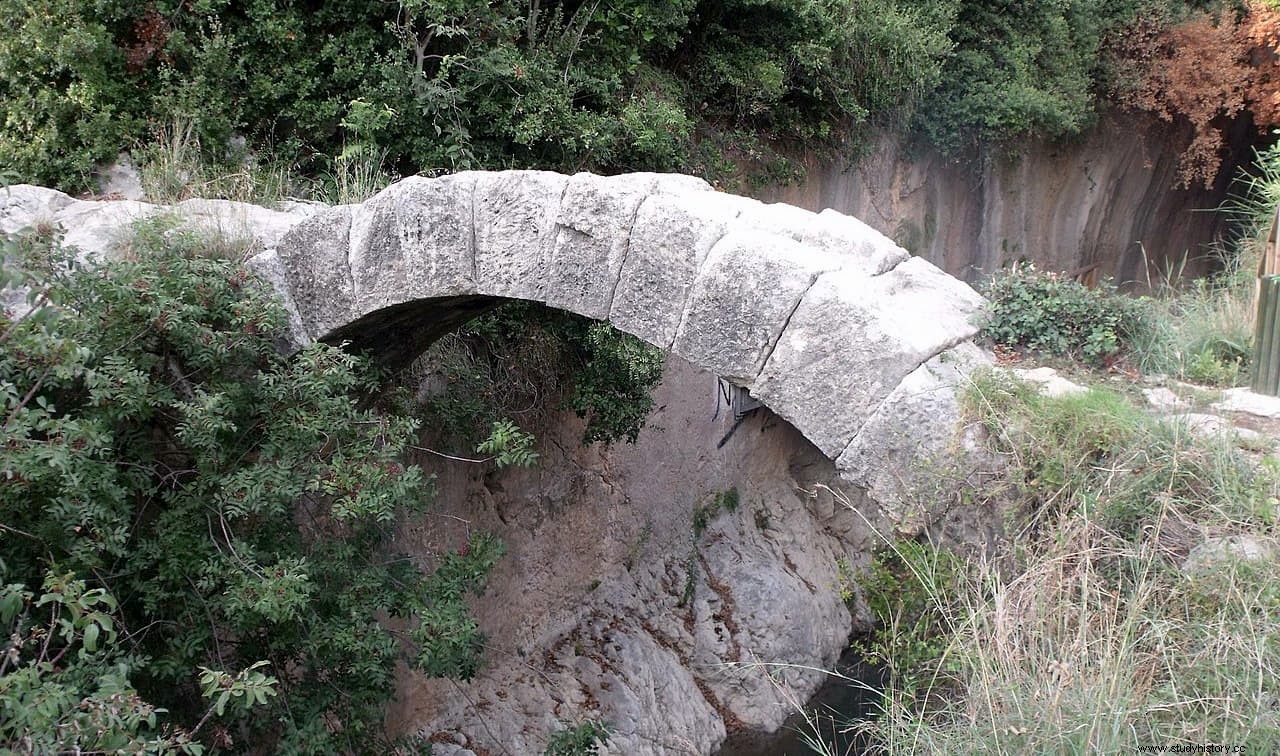 El sistema de túneles y canales de Vespasiano y Tito en el puerto de Antioquía, una maravilla de la ingeniería romana 