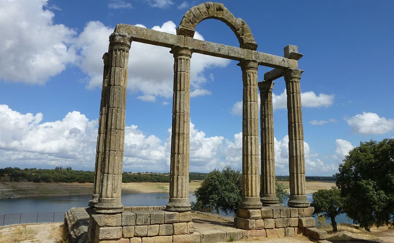 El único pórtico de la curia romana superviviente, que se salvó de desaparecer bajo las aguas 