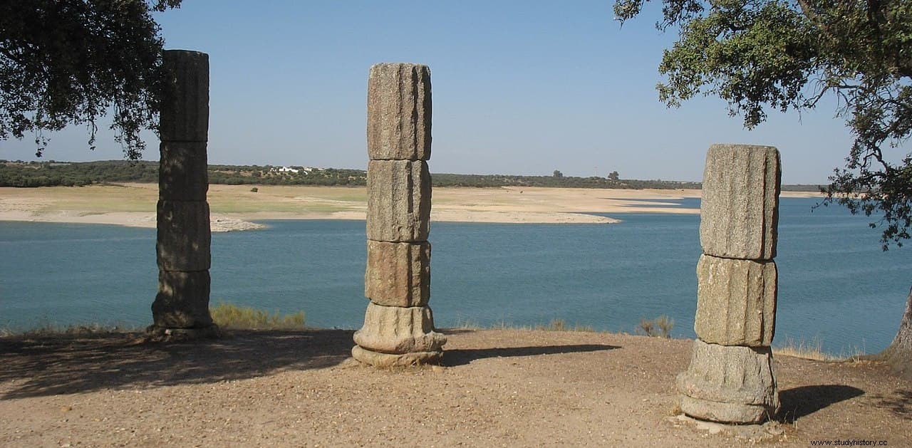 El único pórtico de la curia romana superviviente, que se salvó de desaparecer bajo las aguas 