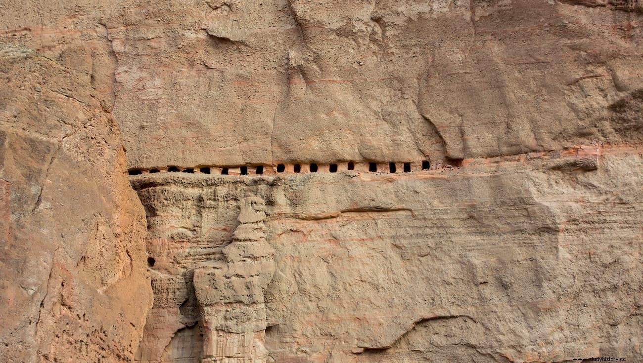 ネパールの神秘的な天空の洞窟。3,000 年前、ほとんどアクセス不可能な場所に作られました。 