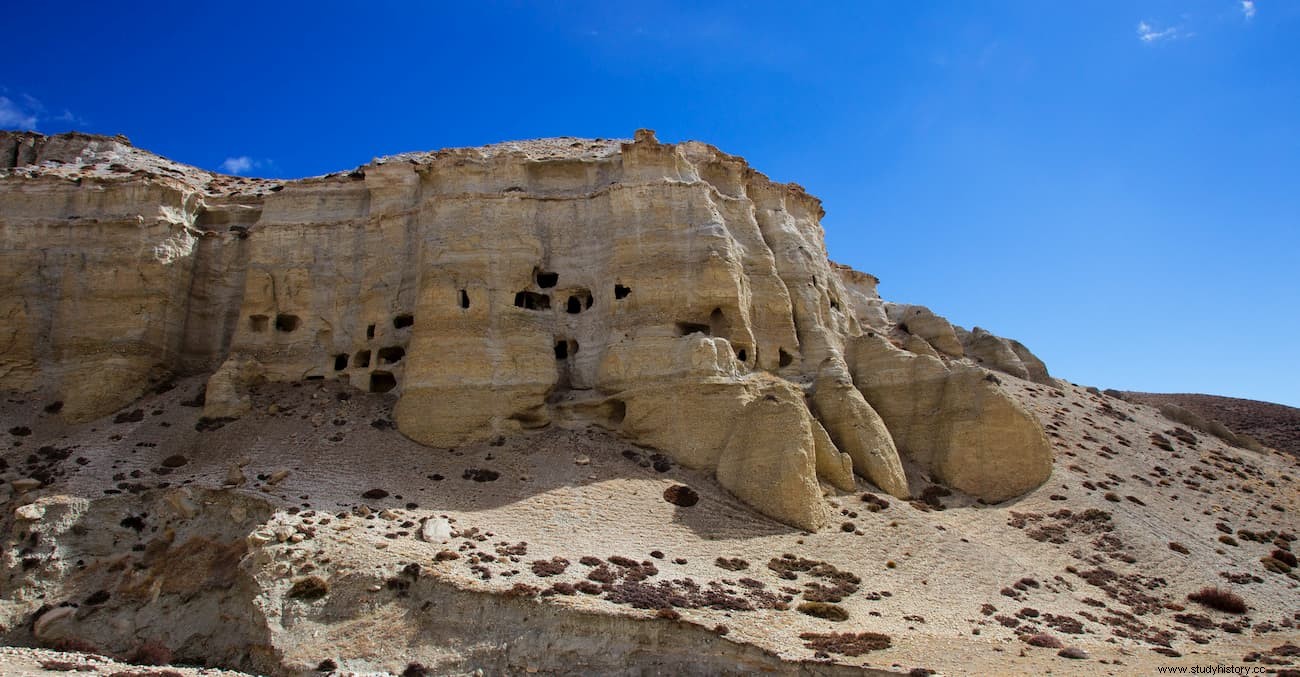 ネパールの神秘的な天空の洞窟。3,000 年前、ほとんどアクセス不可能な場所に作られました。 