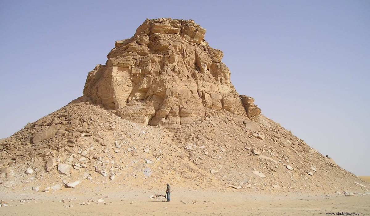 Abu Ballas, dos colinas de arenisca en medio del desierto cubiertas de cerámica egipcia de hace más de 3.000 años 