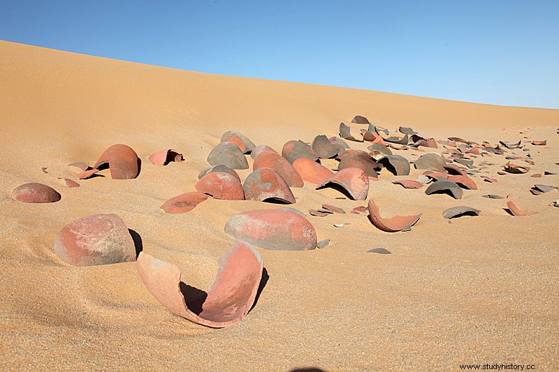 Abu Ballas, dos colinas de arenisca en medio del desierto cubiertas de cerámica egipcia de hace más de 3.000 años 