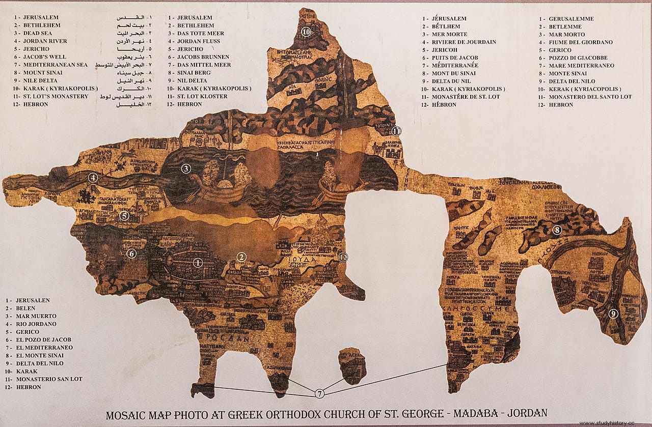 聖地の最古の地図であるマダバのビザンチンモザイクは、ヨルダンの教会の床にあります。 