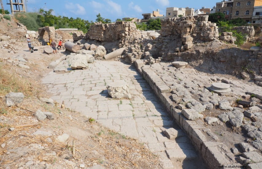 古代フェニキアの都市ティルスでローマ神殿が発見 