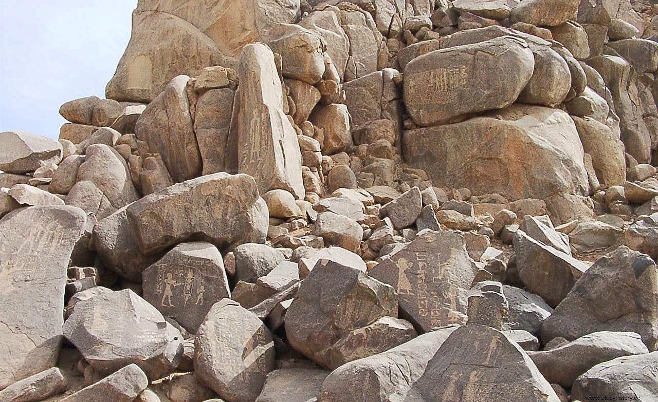 기원전 2세기에 작성된 논란의 여지가 있는 비문인 기근비(Famine Stele). 2000년 전의 사건을 이야기하는 책 