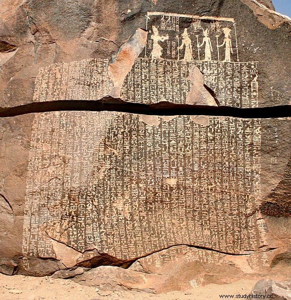 기원전 2세기에 작성된 논란의 여지가 있는 비문인 기근비(Famine Stele). 2000년 전의 사건을 이야기하는 책 